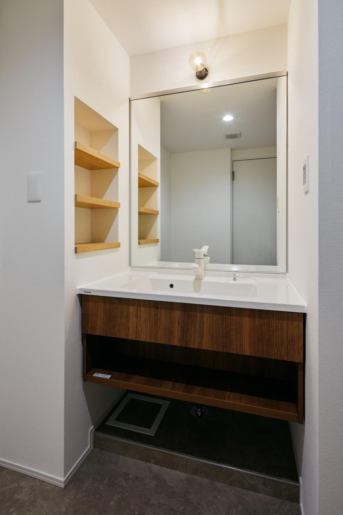 洗面カウンター下と洗面台横のニッチ収納により、場所を取らずに小物がスッキリ片付きます。