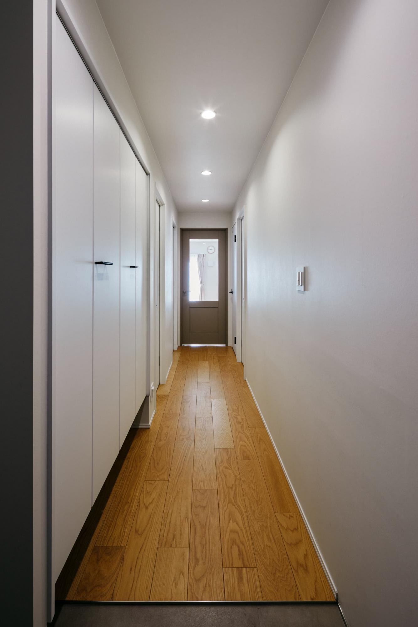 玄関収納にはハンガーパイプも取り付けてあり、コートなどのよく着る上着を掛けておくことができます。