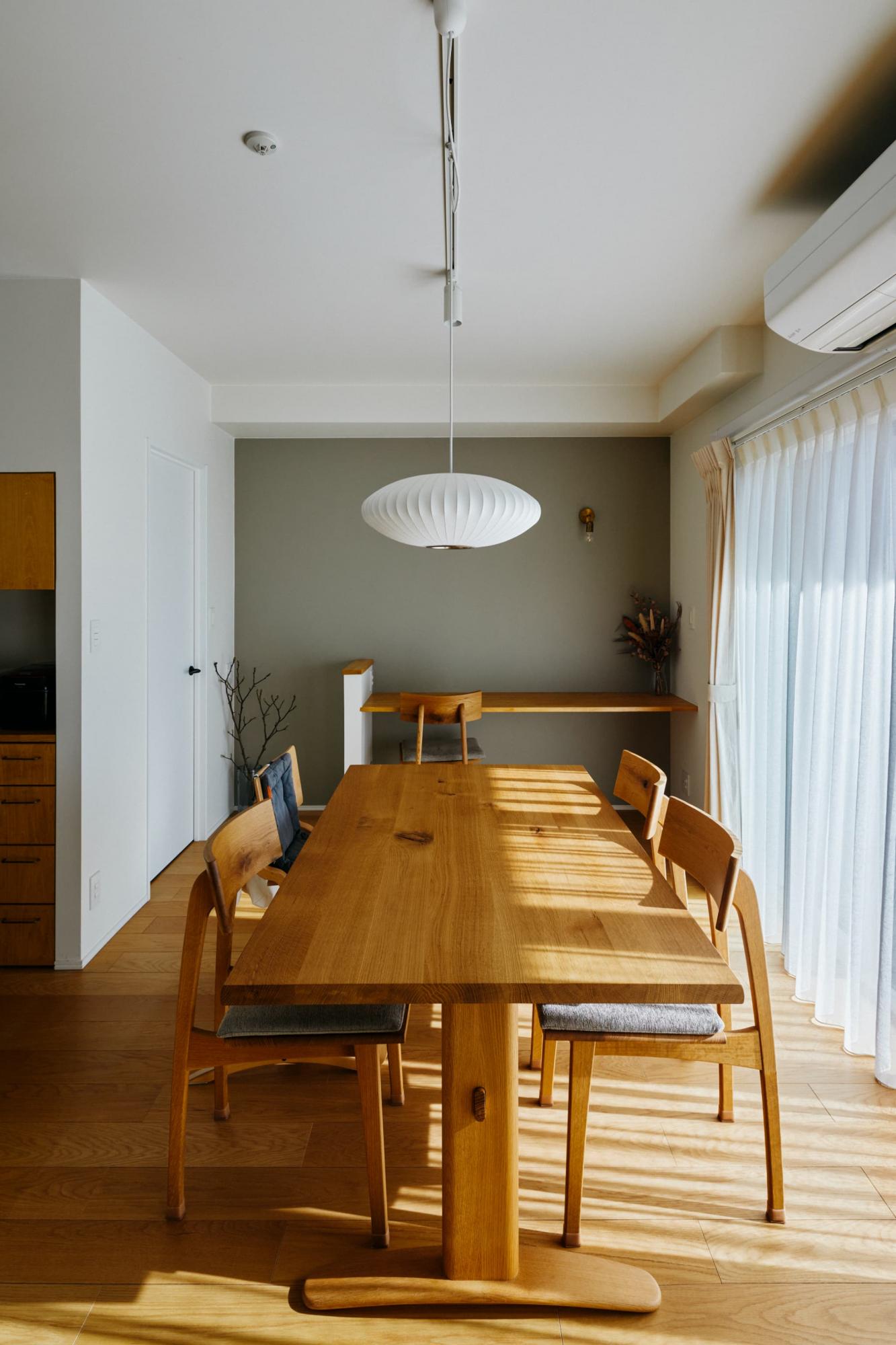 ニュアンスカラーのアクセントクロスが落ち着いた優しい雰囲気を演出。