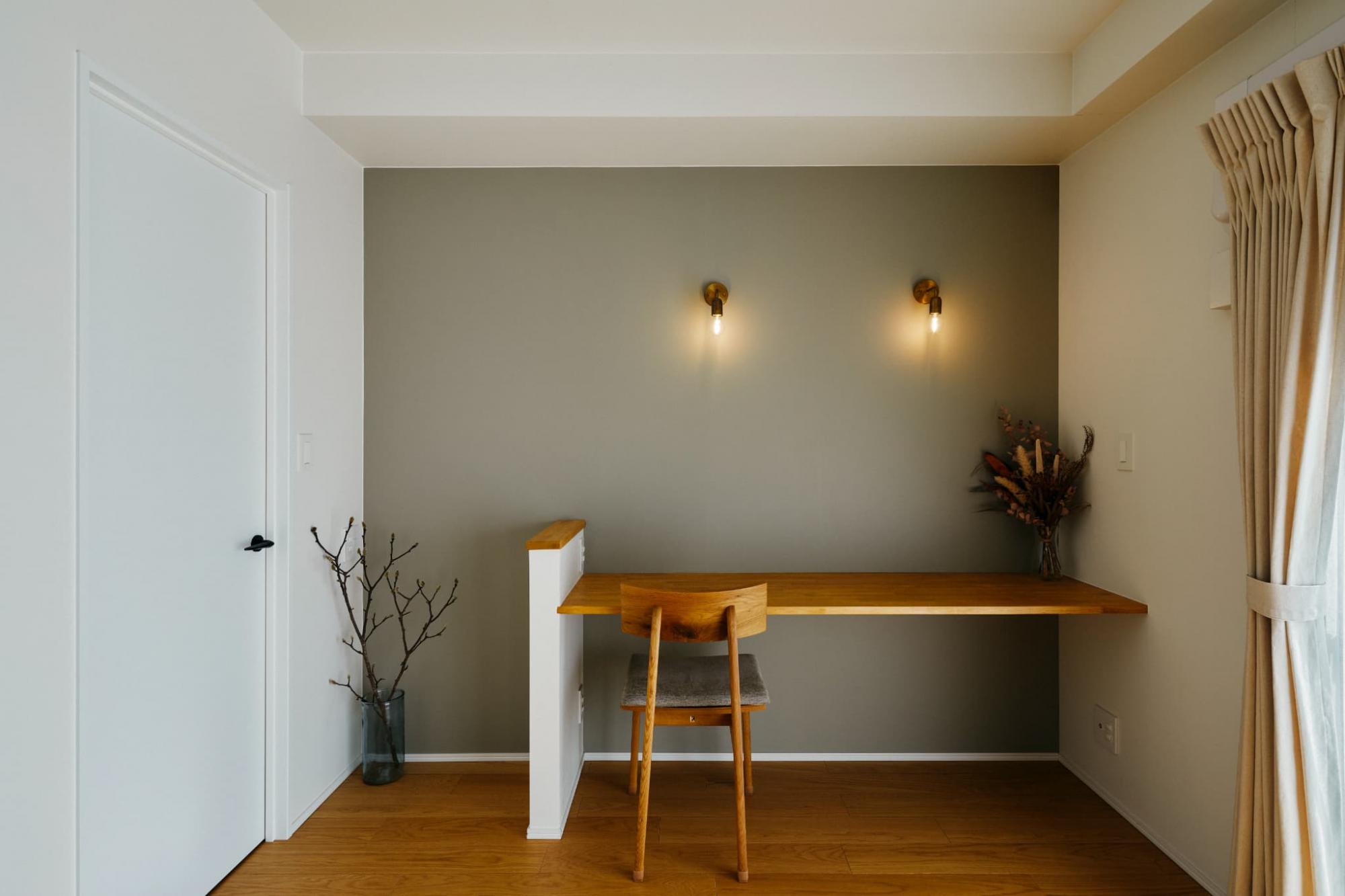 ダイニング奥には、ご主人様が在宅ワークできるワークスペースを。