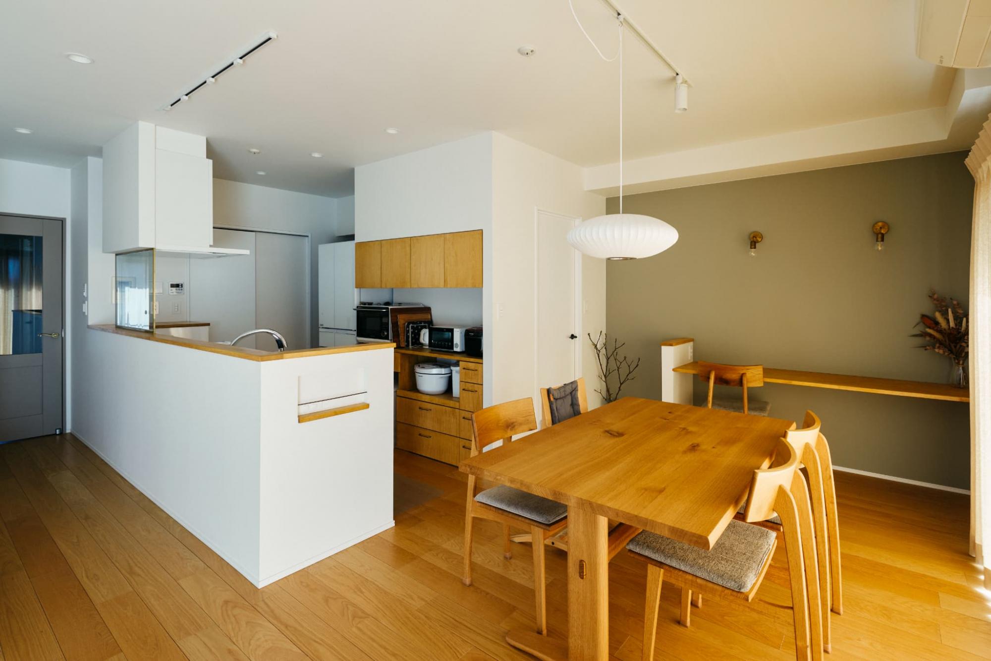 キッチン裏には納戸をつくり、季節用品など普段使わないものをまとめて収納できる場所に。