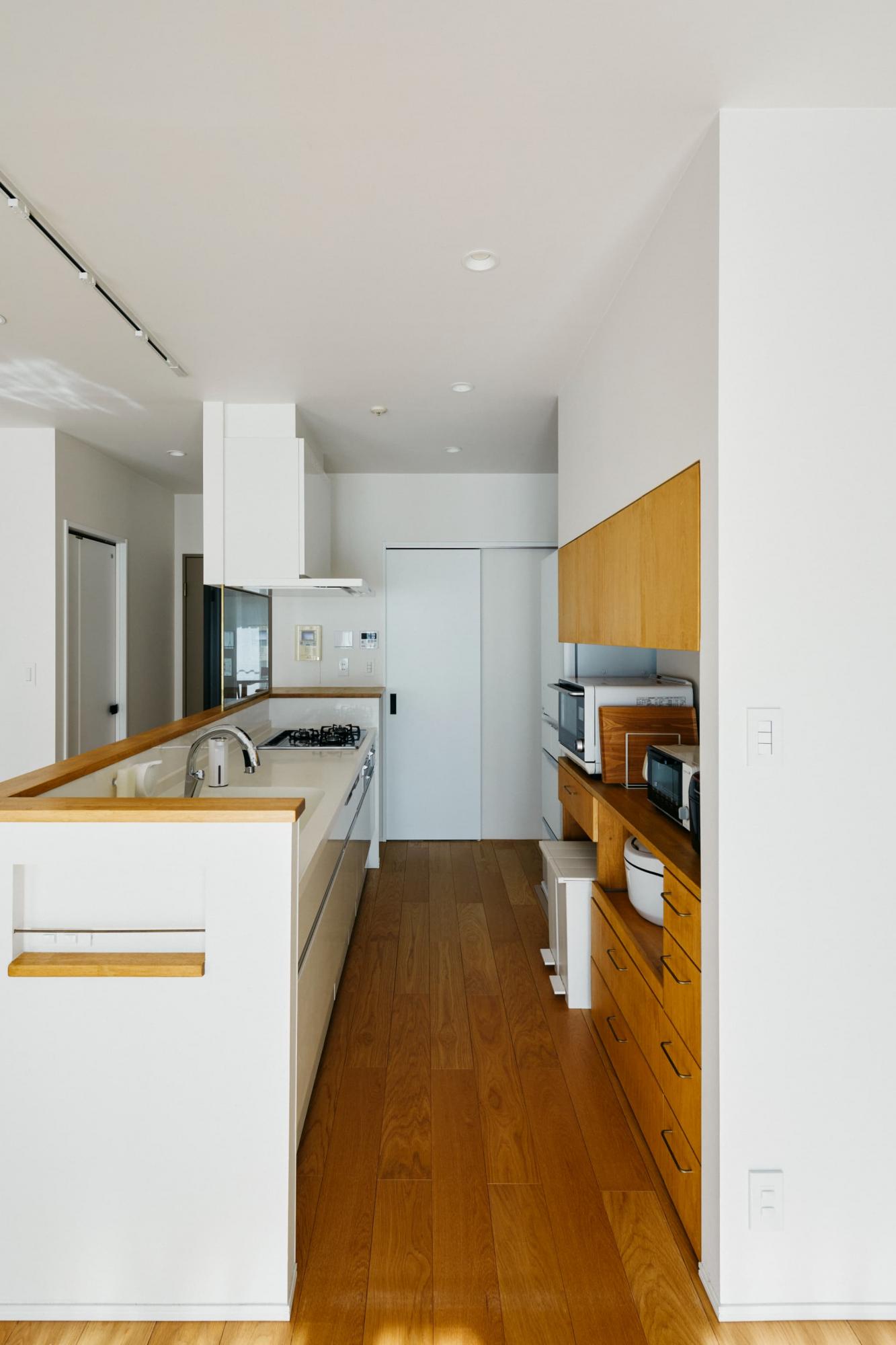 ダイニングから洗面脱衣室まで一直線の家事ラク動線。