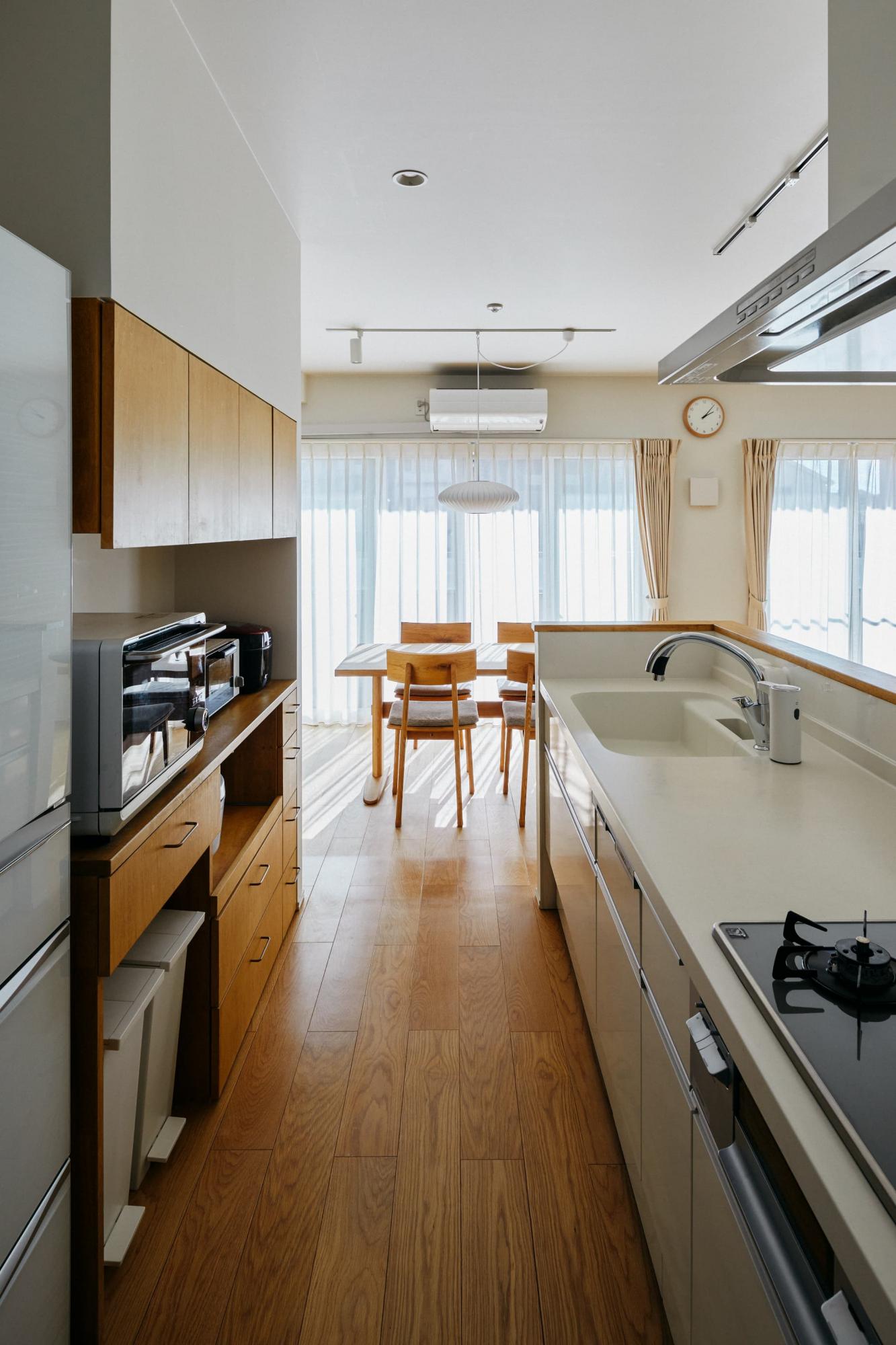 サイズや用途に合わせて造作したカップボードで、空間全体に統一感も生まれました。