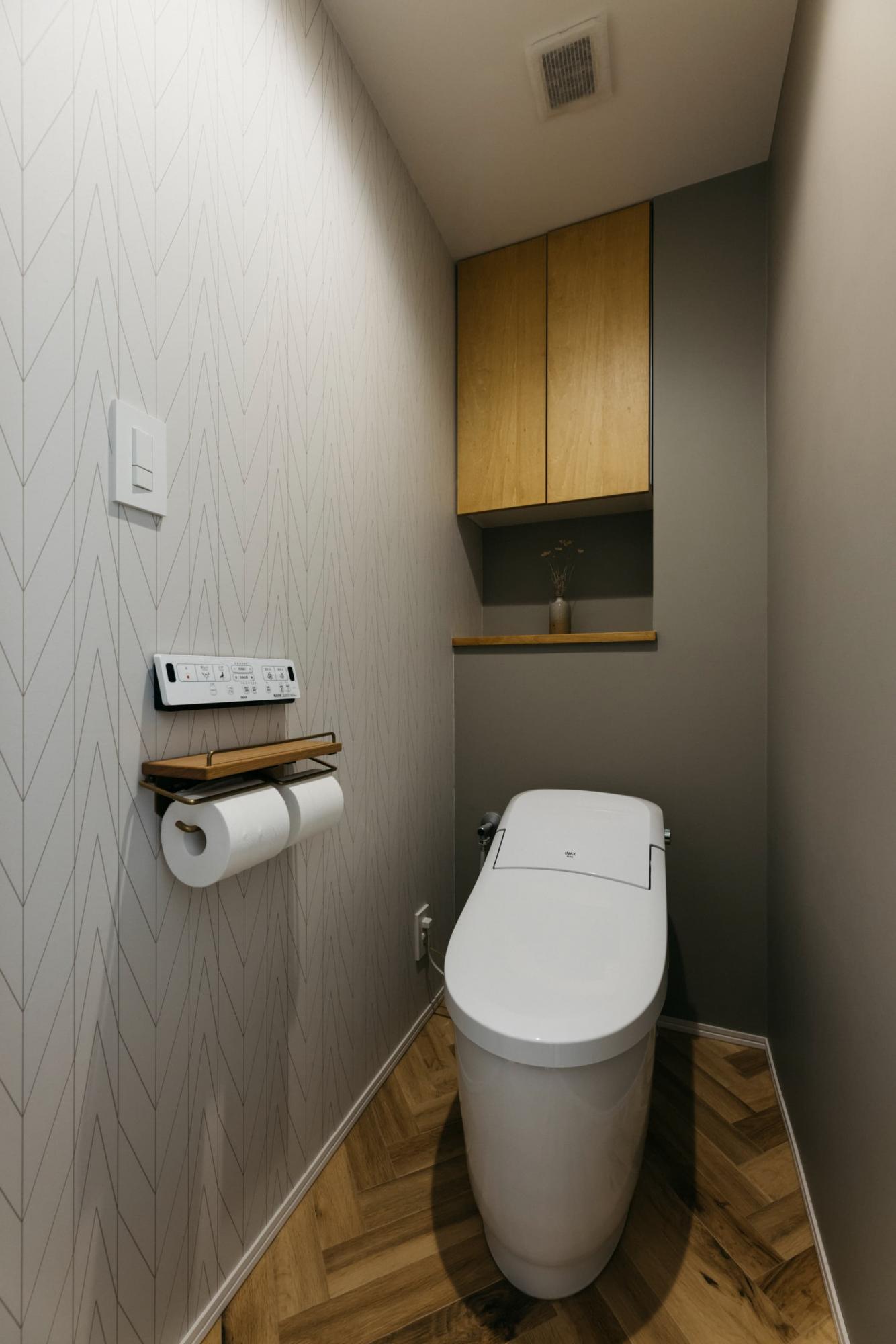 ヘリンボーン貼したフロアタイルは、お洒落かつ耐水性も優れていて掃除がしやすいのがメリット。