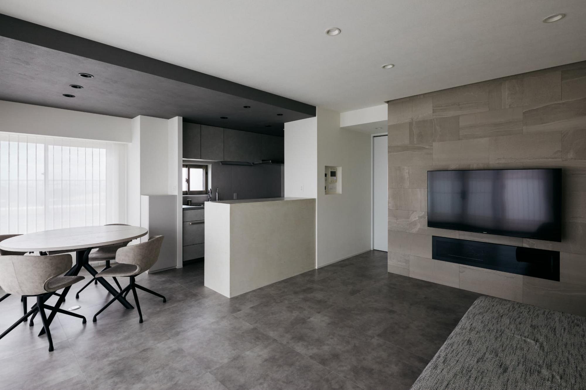 対面のカウンターはモールテックス塗装仕上げとし、メーカーのカップボードを組み込みました。デザイン性だけでなく実用性も兼ね備えています。