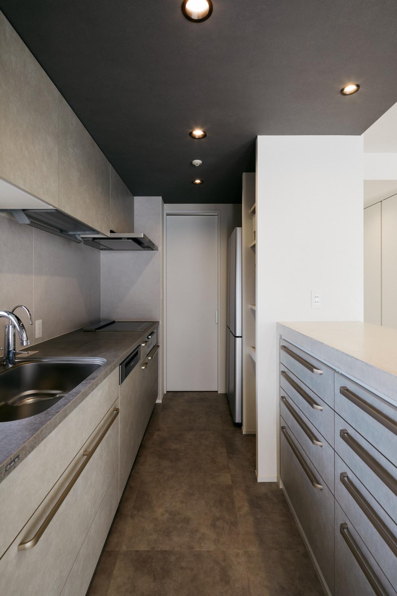 生活感が出やすい冷蔵庫や家電製品の収納はリビングダイニングから死角になる奥まった場所に設計しています。