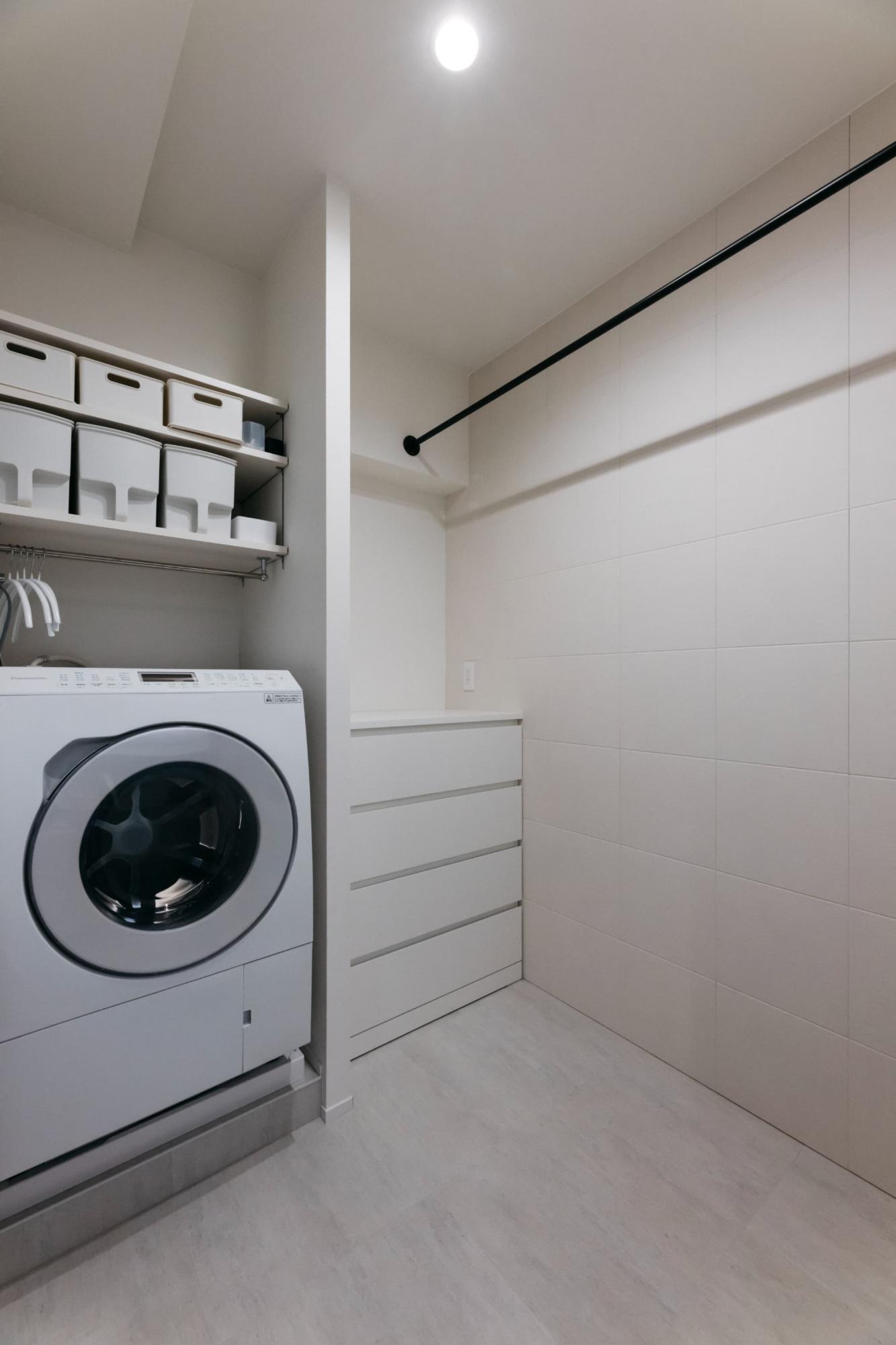 脱衣室に物干しスペースを設ければ、洗濯機から取り出した洗濯物をすぐに干すことができて、家事の時短に繋がります。