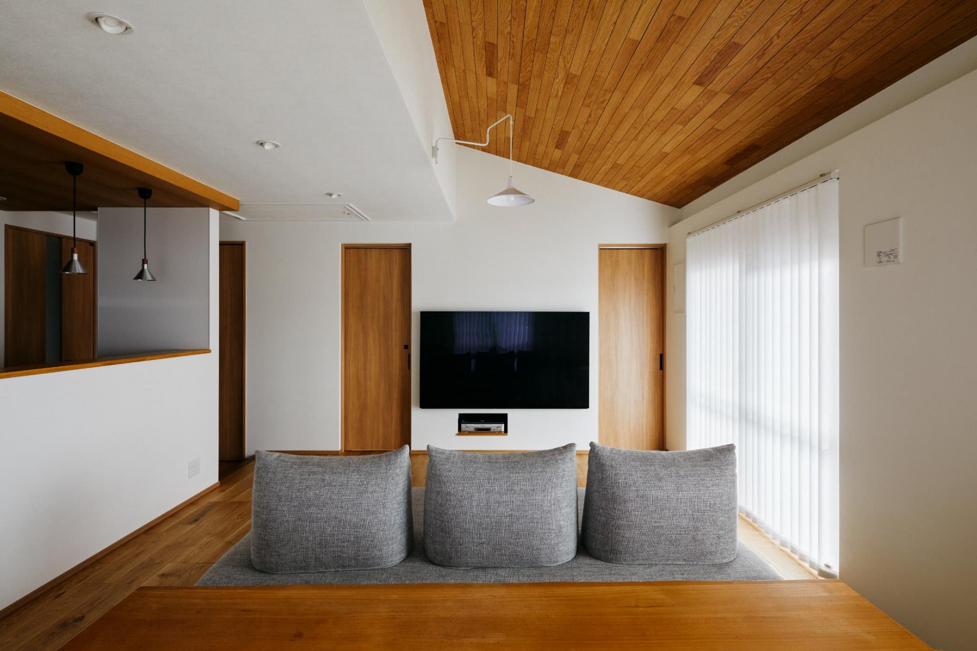 勾配天井は上部に視線が抜けるので、空間に広がりを感じます。マンションとは思えない開放感を実現しました。