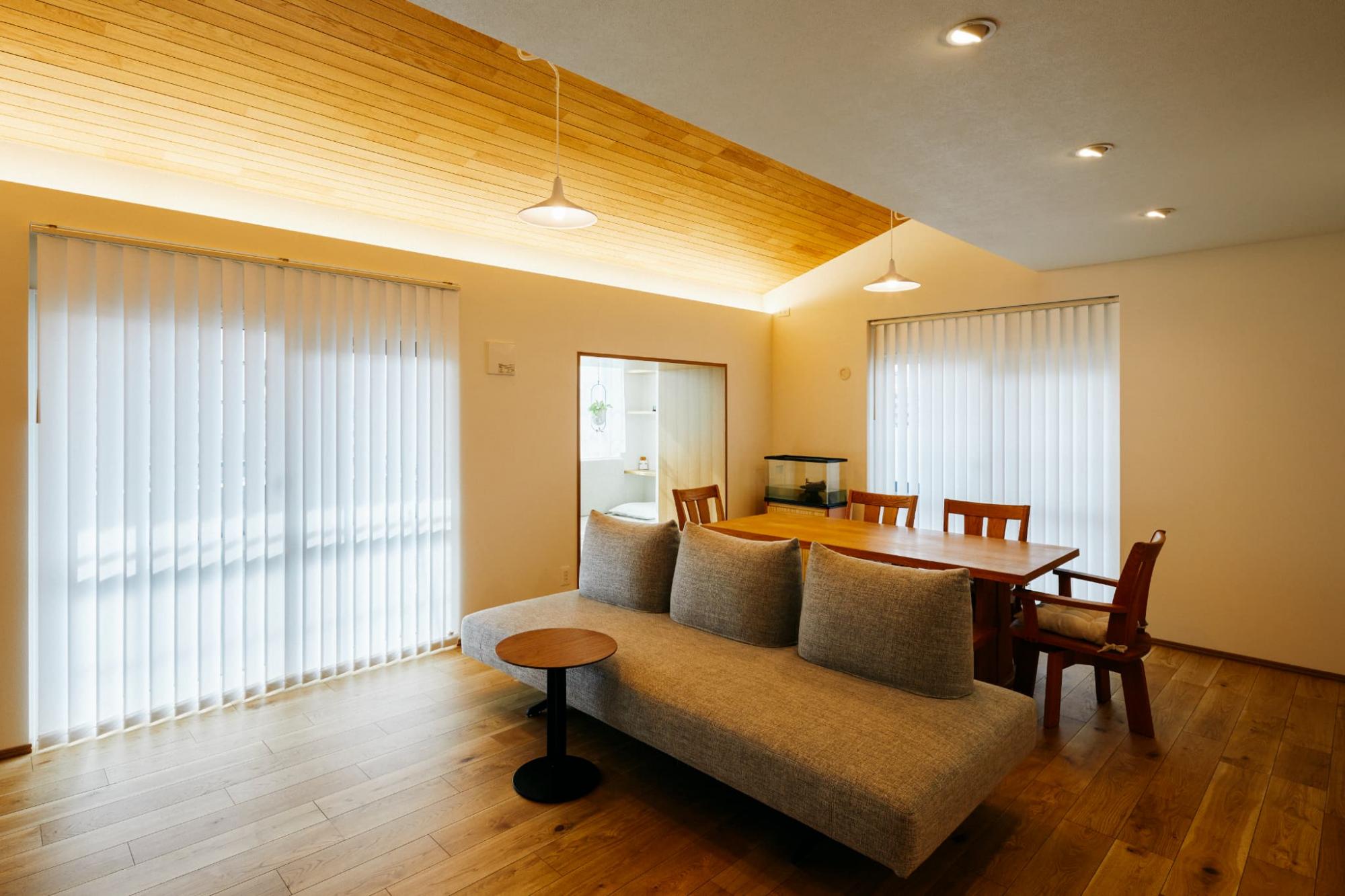 勾配天井に間接照明の柔らかな光が広がり、部屋全体を優しく包み込みます。