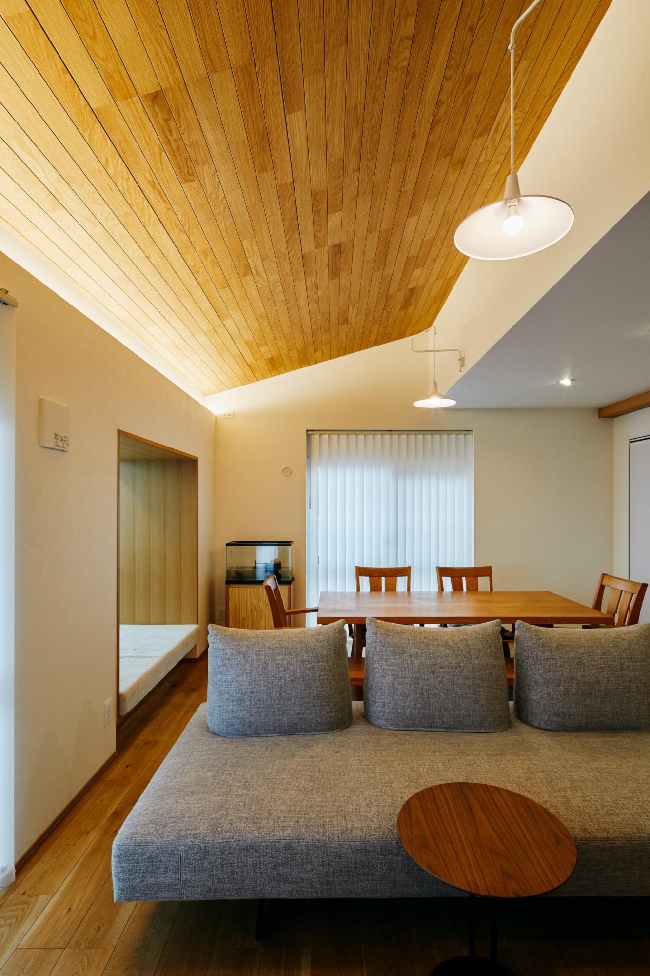 天井をスッキリと見せるために、ダウンライトではなく壁付のブラケットライトで照明計画をしました。