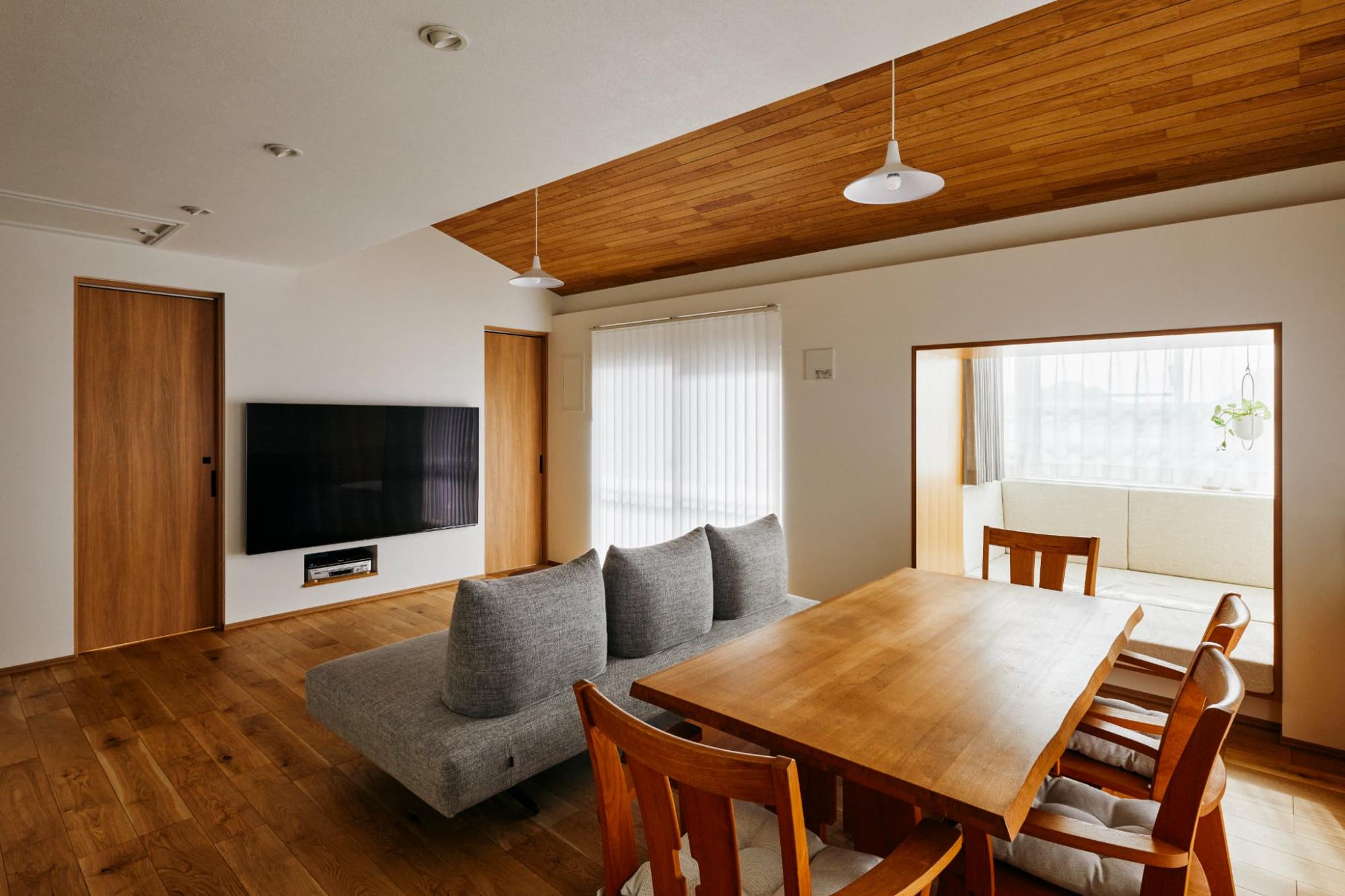 色調は白をベースに構成しているので、木の温もりや質感をより感じられます。
