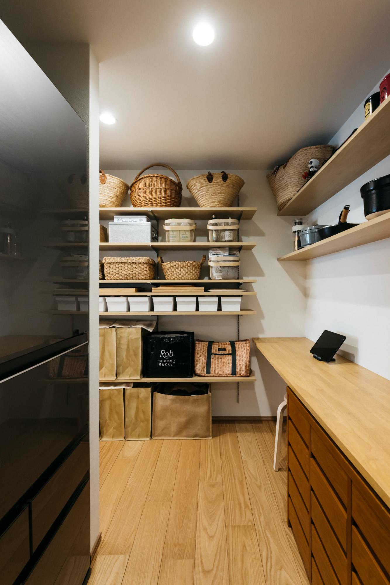 奥行きがあり生活感が出やすい冷蔵庫はパントリー内に配置し、キッチンのデザイン性を損なわないようにしています。