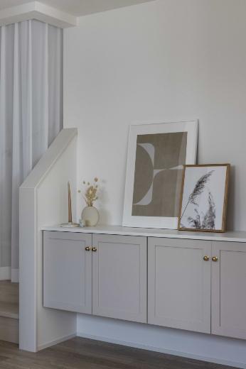 奥様の好きなグレージュ色で製作した造作家具がインテリアの主役です。