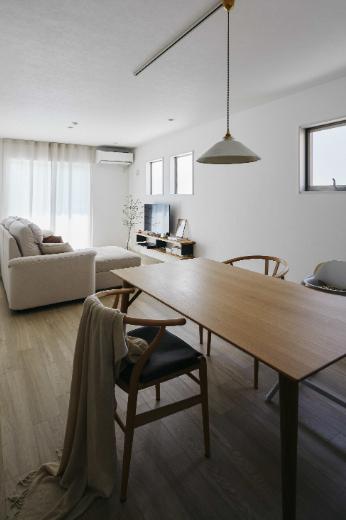 床材として取り入れたホワイト系オーク柄のウッドタイルはインテリアともマッチしています。