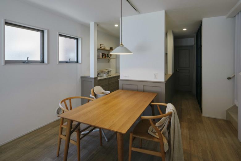 キッチンは既存のものをそのまま活かして、腰壁にモールディングを施しました。