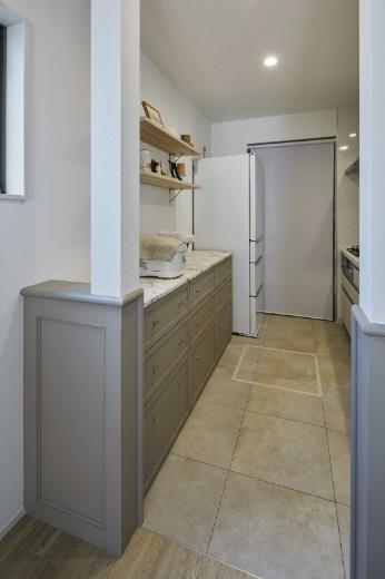 モールディングは造作のカップボードやリビング収納、脱衣室の扉とデザインを合わせて統一感が出るようにしています。