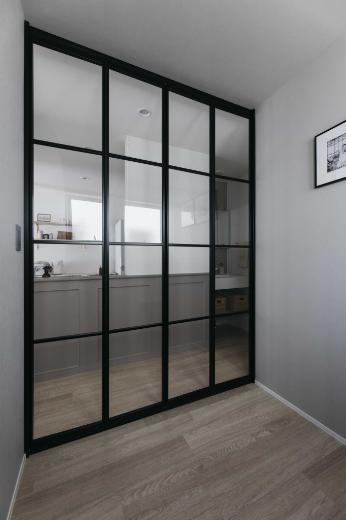 ガラス建具を採用したことで圧迫感がなくなり、空間がグッと引き締まりました。