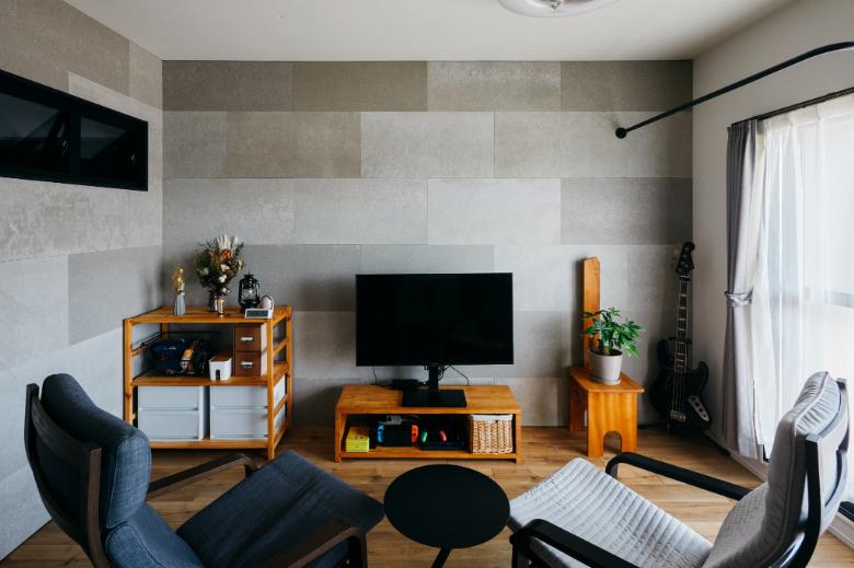 築22年の中古マンションを購入し、大好きな趣味を思う存分楽しめるようにリノベーションした施工事例。
玄関土間を広く計画し、キャンプやスノーボードなどのアウトドア用品をまとめて収納できるスペースを設けました。屋外で使って汚れが気になるアイテムもそのまま土間に置くことができ、掃除もしやすいのでいつでも清