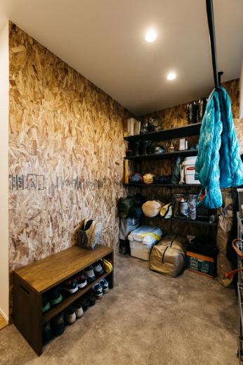 アウトドア用品を室内に汚れず収納できるように、玄関兼土間収納を計画。ハンガーパイプを設置し、寝袋やウェアなどをすぐに干せるようにしています。