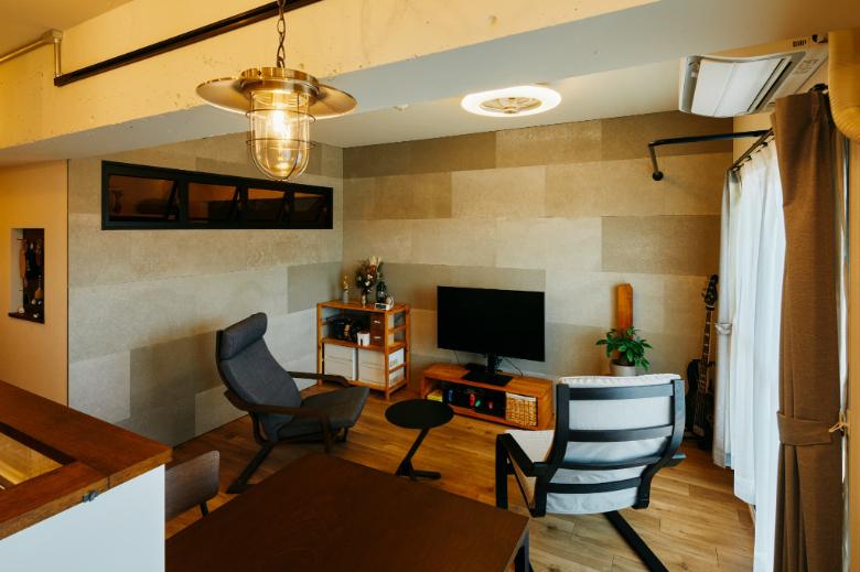 湿度が高い時は細孔に水蒸気を吸着し、湿度が低い時は水蒸気を放出してくれます。お洒落かつ日本の気候風土に適した内装材です。