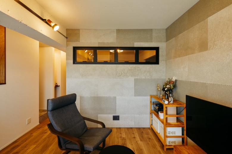 シラスの優しく黄色味を帯びたセメント調の色合いが、ナチュラルな木目によく馴染みます。