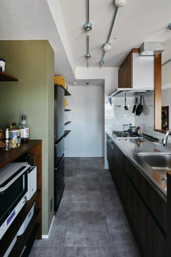 電子レンジはカウンター下に収納して、リビングからスッキリ見えるように考えられています。