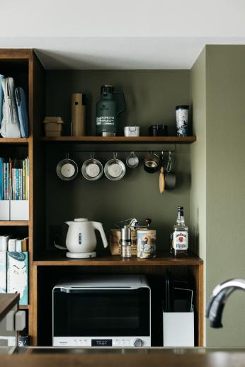 キッチンの造作収納は、アウトドアで使用するカップなども引掛けられるようになっています。オープン収納にすることで、すぐに物を取り出しやすいというメリットも。