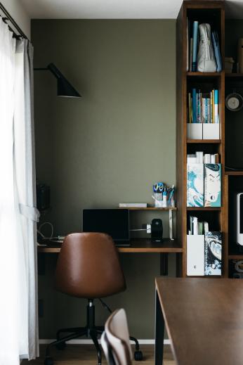 キッチン横には、造作の本棚を隔ててワークスペースを設けております。カップボードと同じラワン合板で製作しているので統一感があります。
