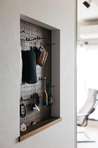 ニッチには有効ボードをはめ込んで、鍵やマスクなどお出かけ時の必需品を掛けられるようにしています。生活動線上の廊下にニッチがあるので大変便利です。