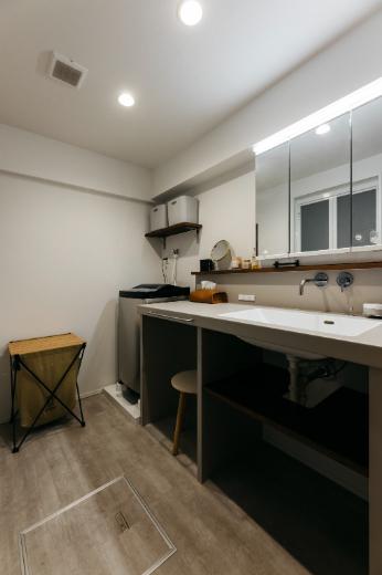 造作洗面台は立ちながらも座りながらも使いやすいように細かく設計。