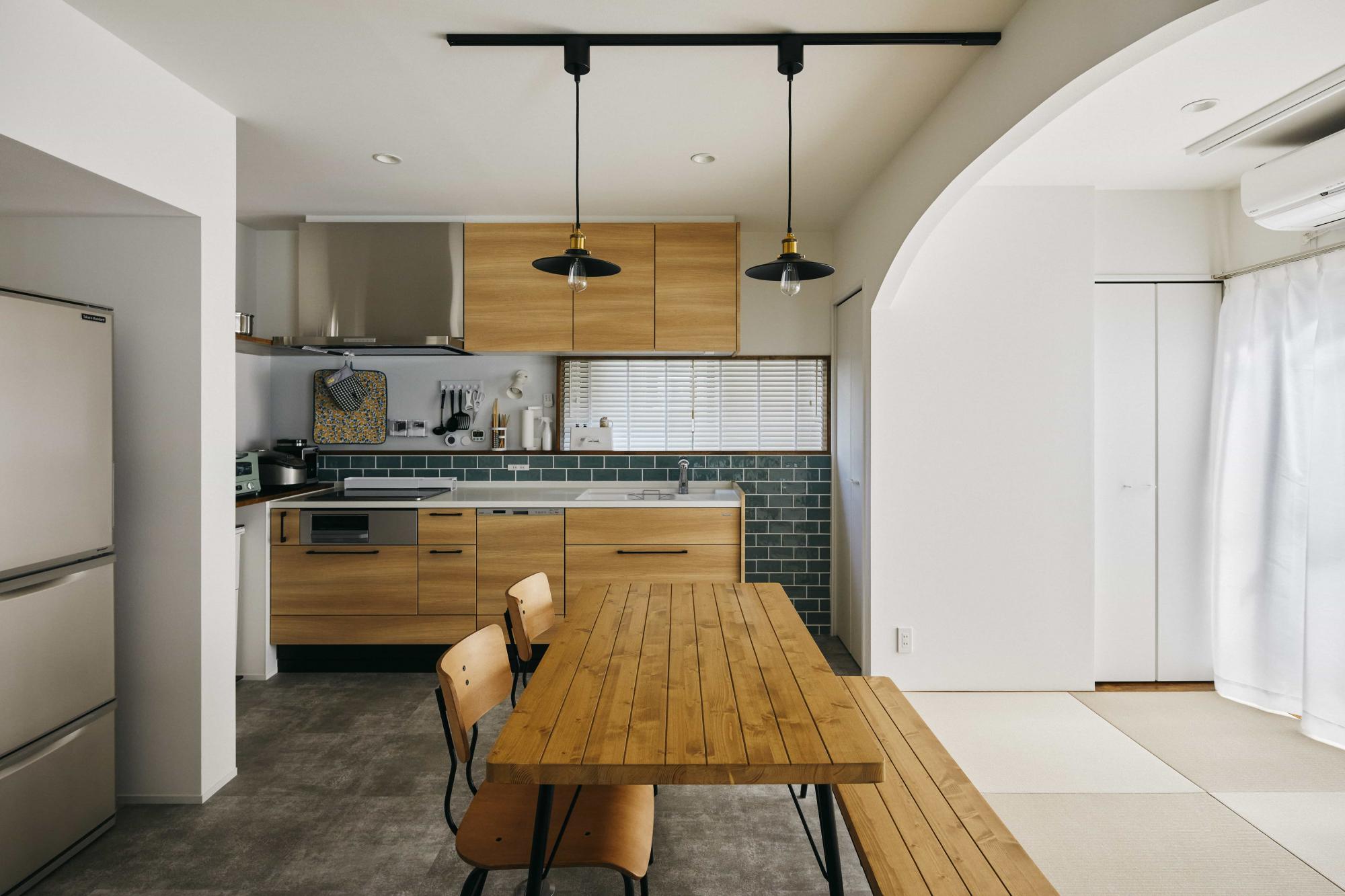 お子様の様子をいつも近くで見守れるように計画したダイニング横の畳コーナーは、お子様のお昼寝や遊び場として大活躍で、カーテンを開ければウッドデッキへと繋がるゆったり心地よい空間です。