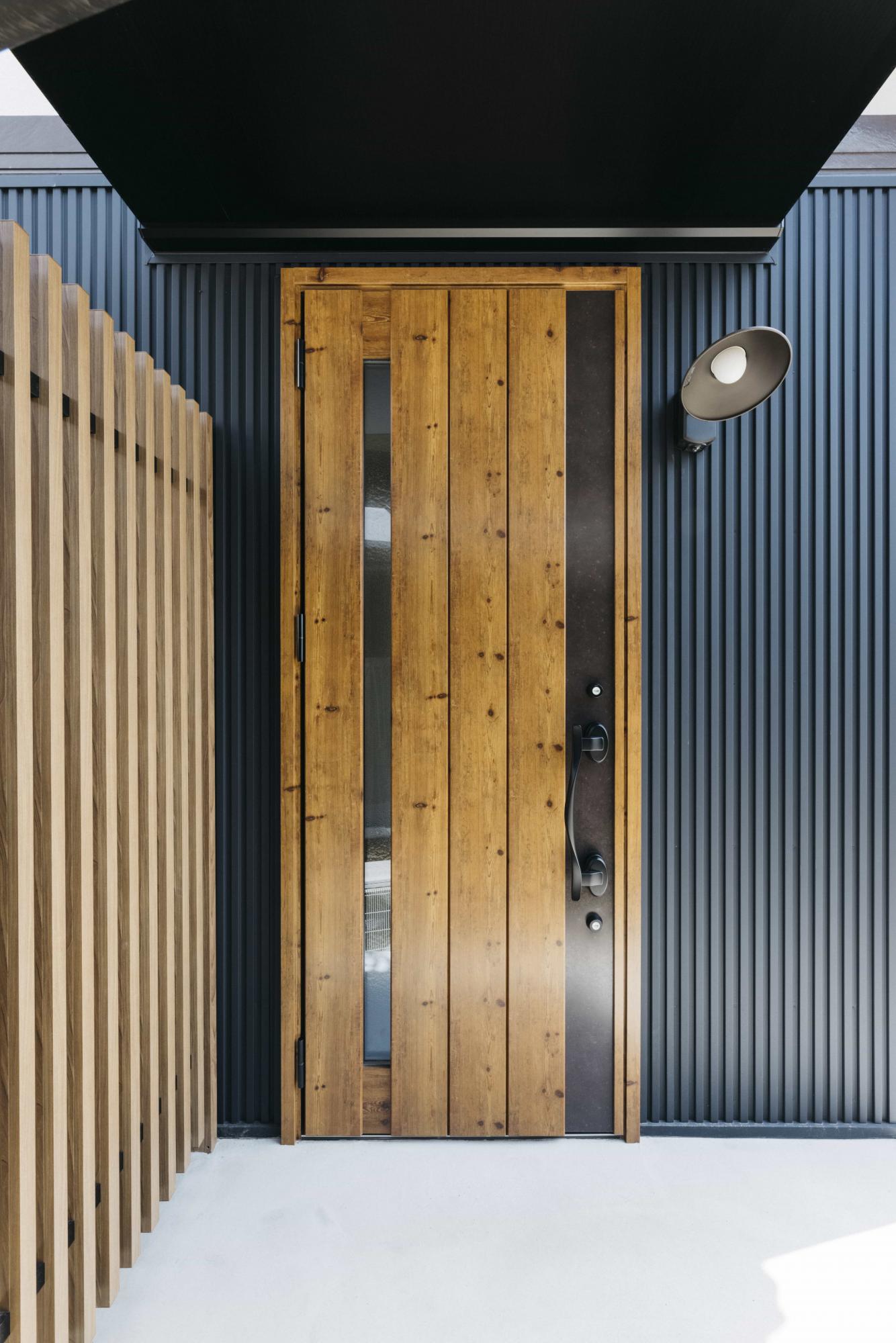 大胆にも玄関の位置を変更してより暮らしやすい間取りへ。内装工事とあわせて外壁塗装や耐震補強も同時に行いました。