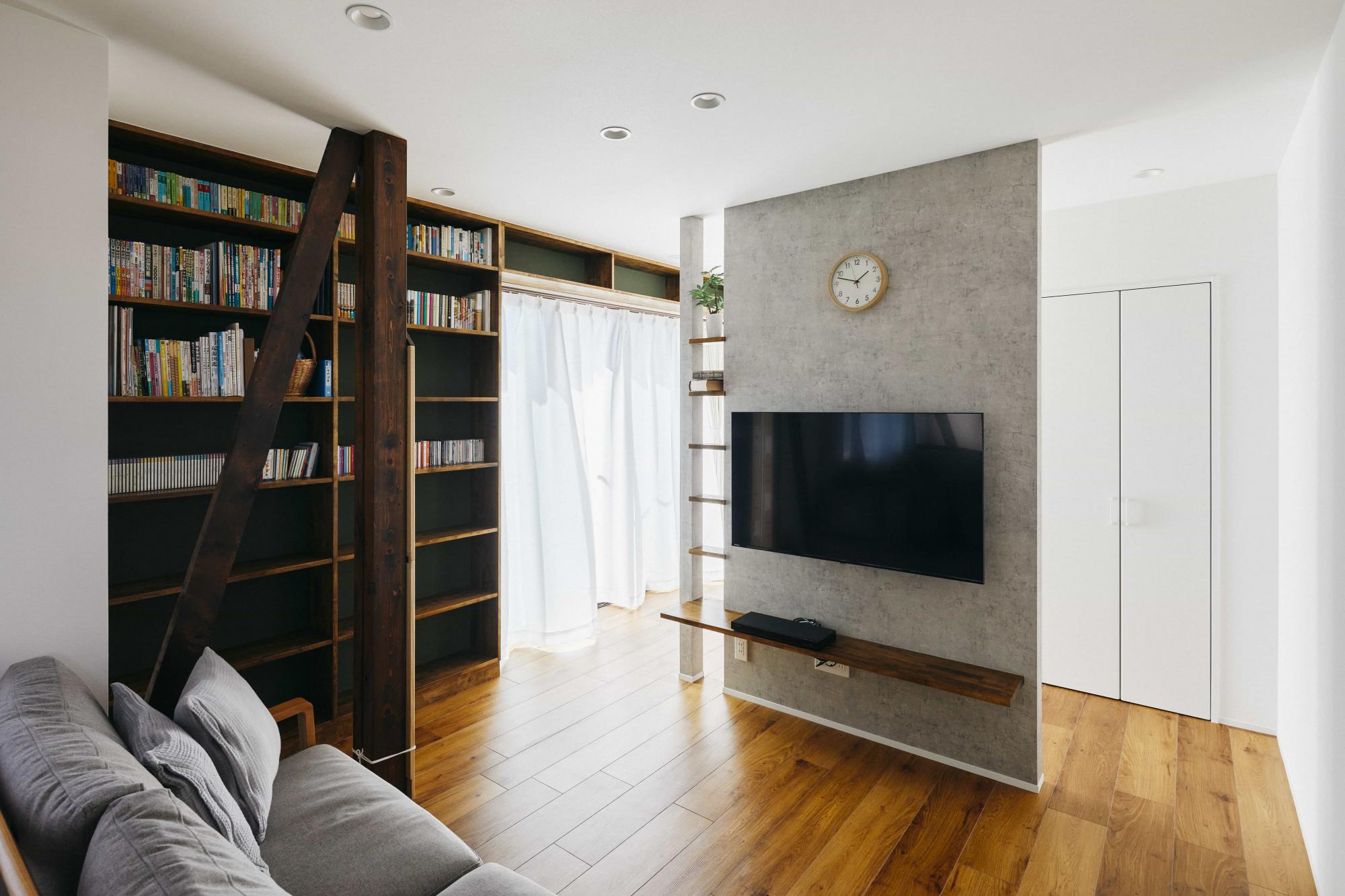 テレビは壁面に置かず造作したテレビボードに設置。テレビボードが間仕切りのような役割を果たしてくれています。