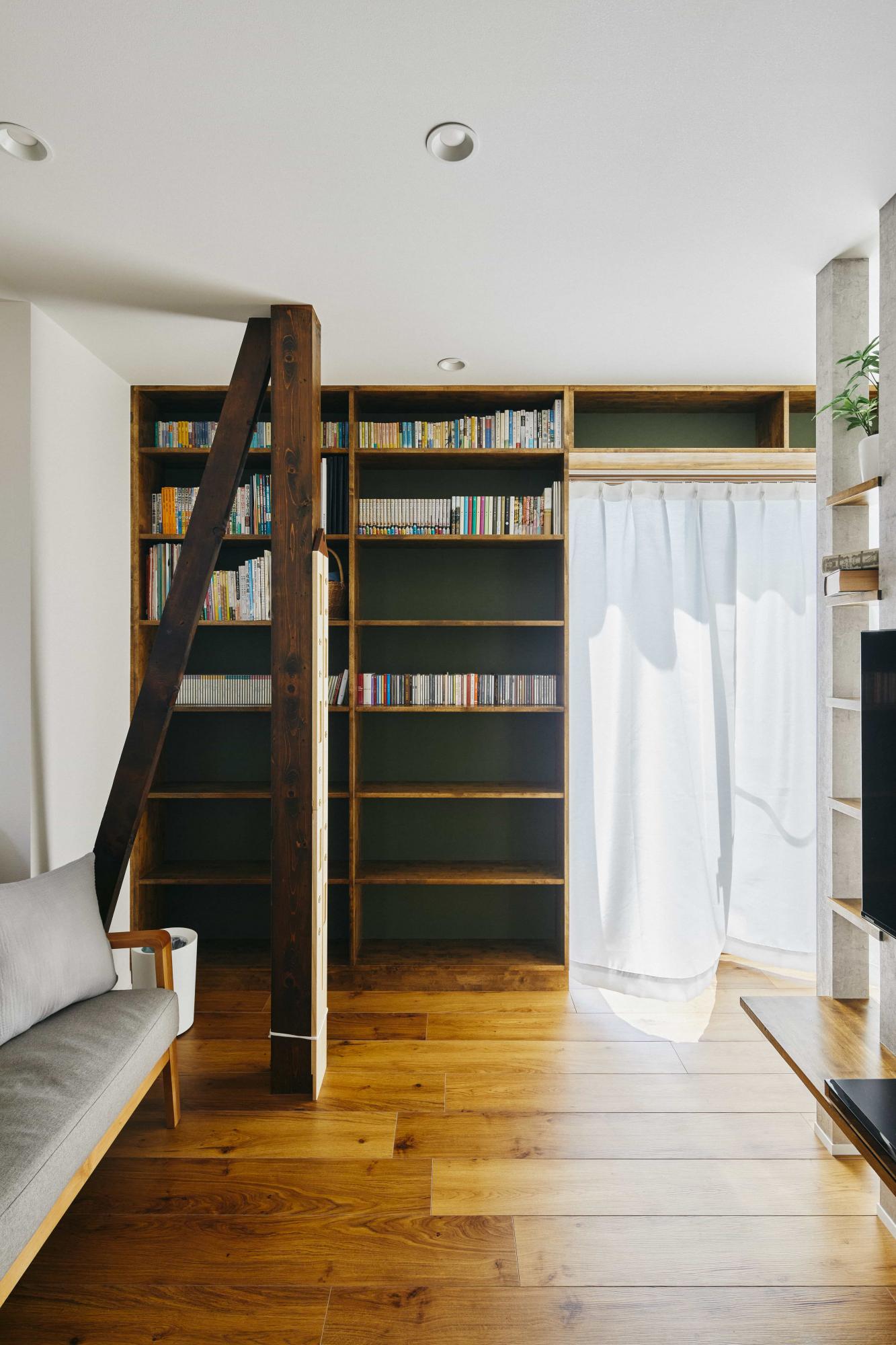 本をたくさん読むご夫婦のために、リビングスペースの窓周りに造作本棚を設けました。まるでおうち図書館のような佇まいです。