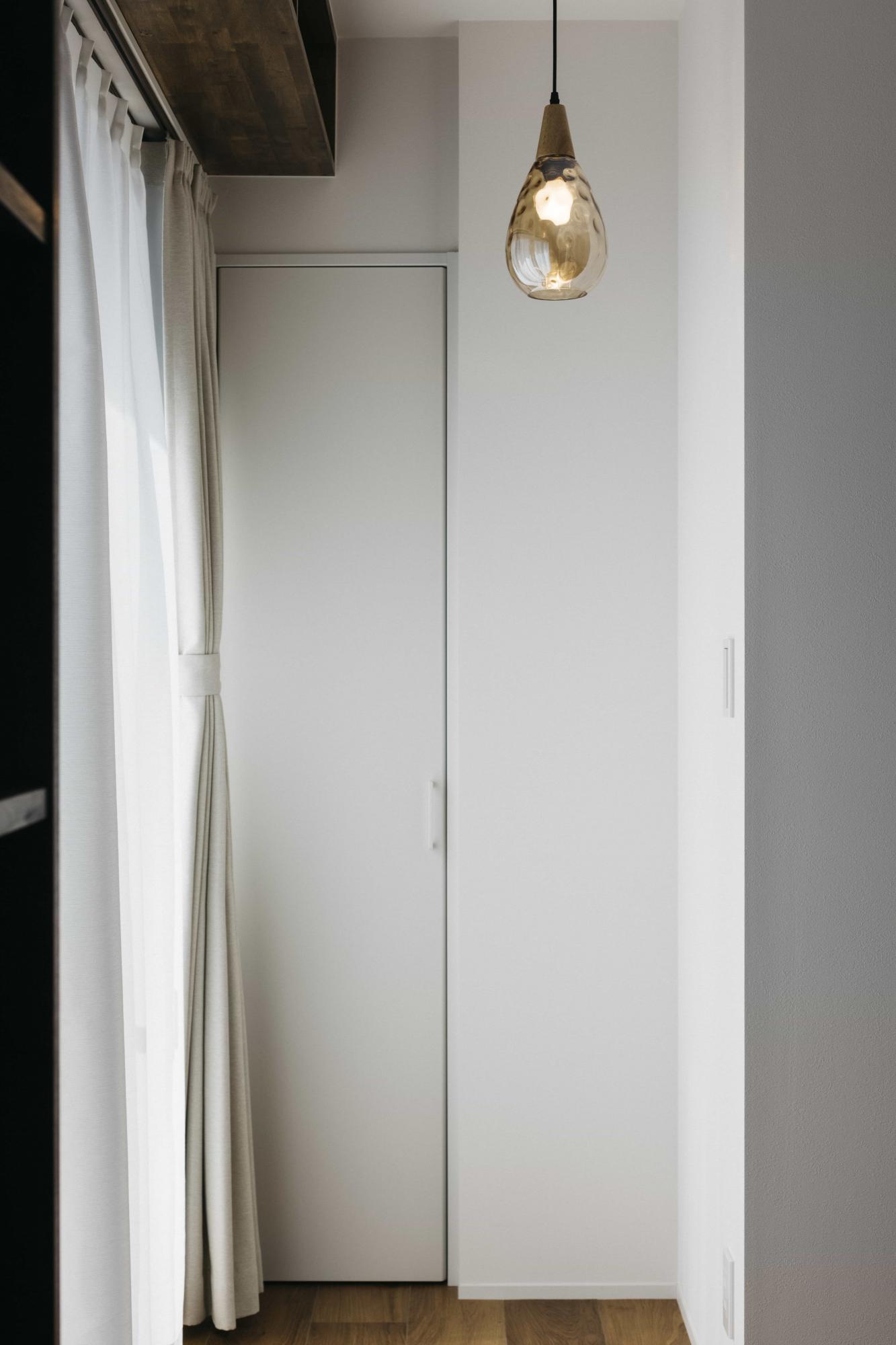 デッドスペースもリビング収納として有効活用することで、リビングがすっきりと綺麗に片付きます。