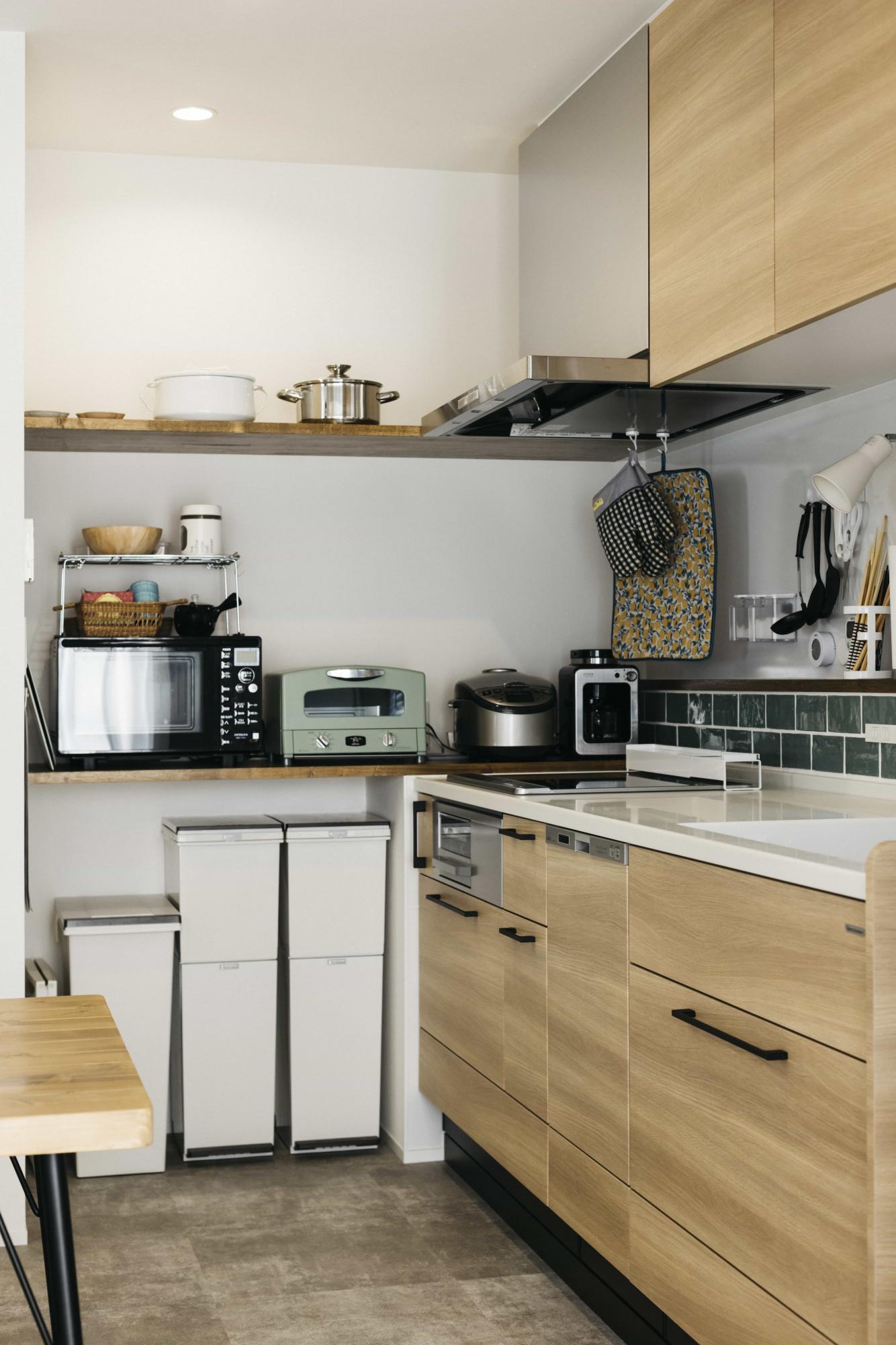 家電などは棚板に置き、見せたくないものは引き出し収納へ。見せる収納と隠す収納を上手く使い分けています。