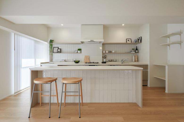 LDKに入ると一際目を惹く壁付けのロングキッチン。キッチンとカップボードはLIXILの製品を採用し、天板をオーダーで製作しています。