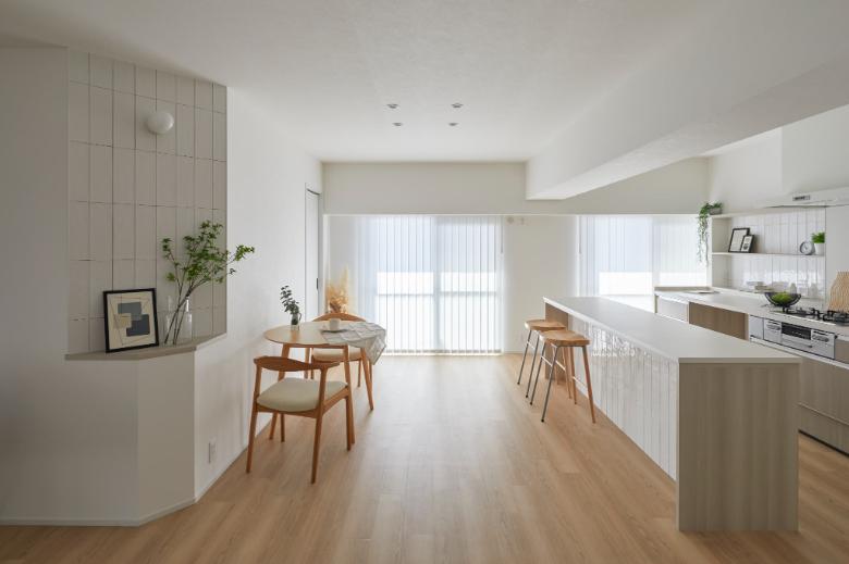 窓際の梁はあえて少し下げることで、バーチカルブラインドの取り付け部分が見えないようにしています。見た目も美しく、空間を広く見せてくれます。