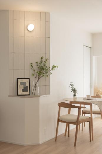 インナーリビングには、光や風を取り込むために壁の一部を削り、台形のカウンターを設置。キッチンと同じタイルで揃えているので空間に統一感も生まれます。