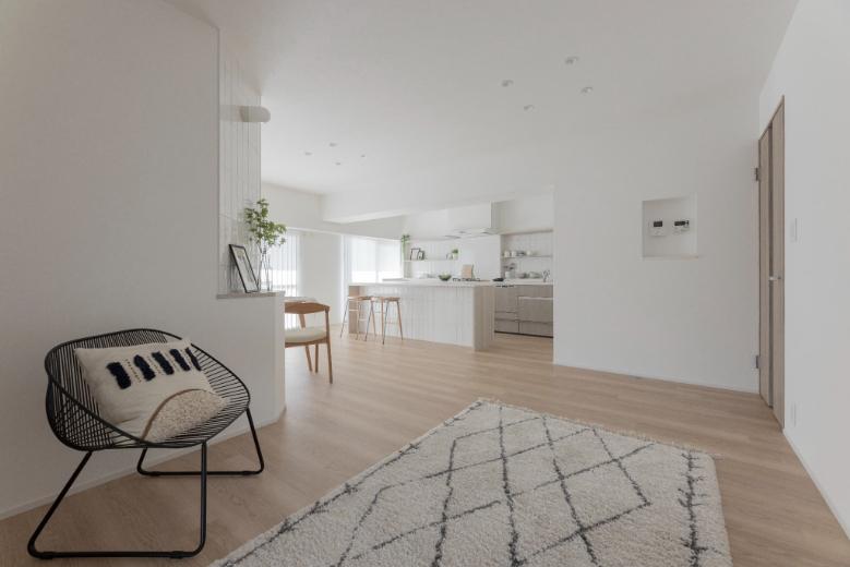 視線が通りやすくなったことでキッチンからリビングの様子が見やすくなり、LDKもより広く感じられます。