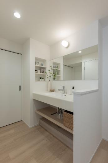 幅1.2ｍのスッキリとしたデザインの洗面台を造作。脱衣所から廊下へと洗面台を移動したことにより、ユニットバスのサイズアップを可能にしました。