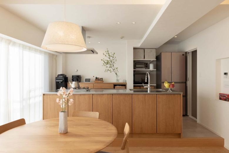 空間のメインとなるキッチンにはWOODONEのアイランド型を選定。機能的にも優れ、ナチュラルな空間にも馴染む家具のようなキッチンです。