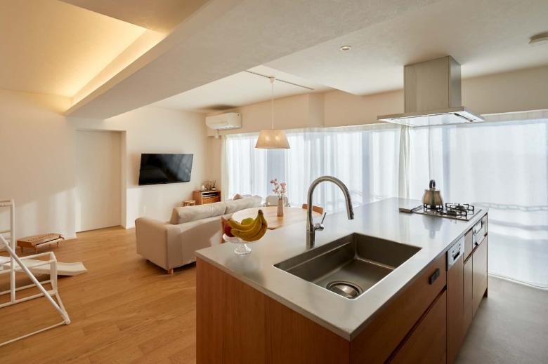 リビングの天井にダウンライトがないのも空間が広く見えるポイントで、間接照明の光が優しく部屋全体を照らします。