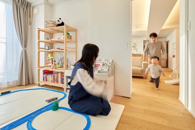 「キッチンから見渡すひとつなぎの空間」の子供部屋