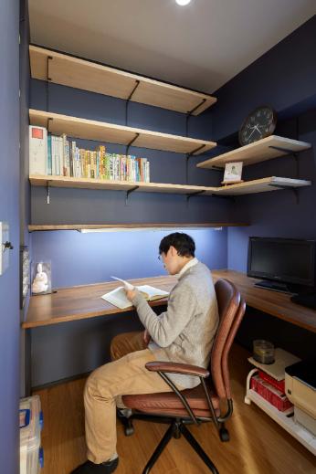 デスク正面の壁には、壁紙の上からもマグネットが使える下地材を入れています。壁紙を傷つけずにメモや書類などを貼ることができます。