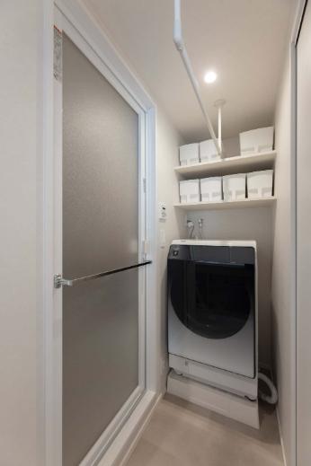 洗面脱衣室にはTOSOのハンキングバーを設置して室内干しが出来るように。洗濯機から洗濯物を取り出してすぐに干せるスムーズな洗濯動線で、空間も有効利用しています。