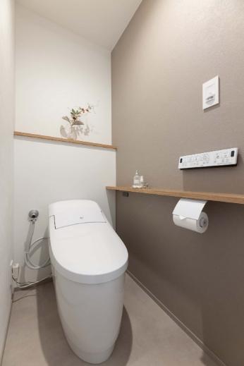 LDKと統一感を出すためにトイレカウンターにもオークの突板を使用。グレージュカラーのアクセントクロスがより落ち着きのある空間に仕上げてくれます。