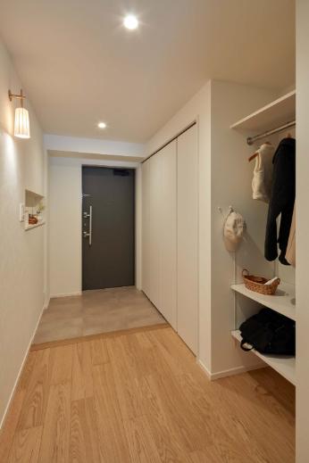 置き場に困る上着や帽子、かばんなどの外出時の小物たち。玄関近くに置き場所を計画することで、外出時の身支度は玄関で完結することができます。