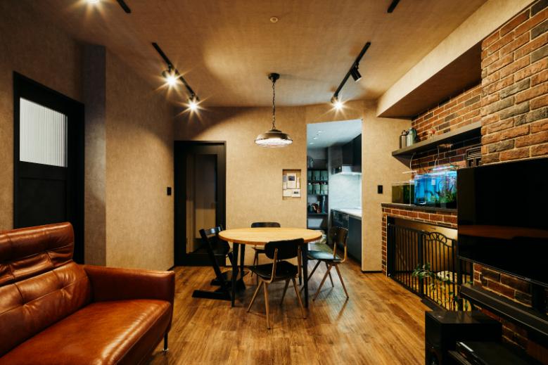 インダストリアルなインテリアと相性の良いレンガ。LDKの壁の一部に使用するだけでも存在感がありLDKのアクセントになっています。