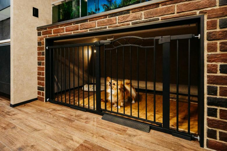 大切な家族の一員である愛犬のプライベートも確保するために暖炉風のドッグスペースを設けています。床材はフロアタイルを採用しているので、掃除がしやすいのも施主様にとって嬉しいポイントです。